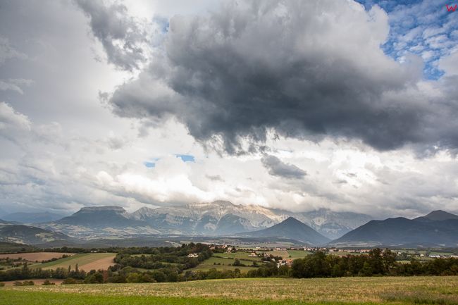 Percy, (Francja) 13.09.2015 r. Panorama okolicy miejscowosci na tle Alp.